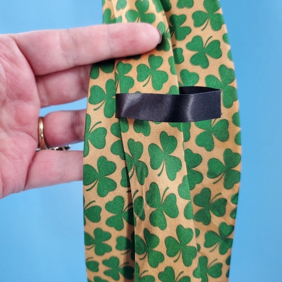 Silk gold and green shamrock necktie - Picture 5 of 9